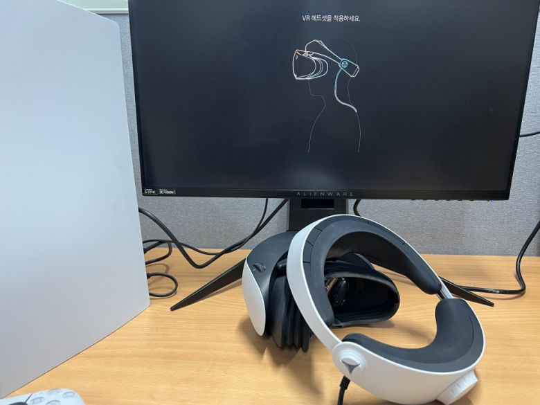 PS5가 켜진 상태로 VR 헤드셋의 전원 버튼을 누르면 설정 방법이 안내되기 때문에 손쉽게 사용할 수 있다.