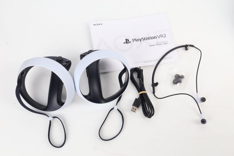 PS VR2 Sense 컨트롤러 2개와 매뉴얼, 전용 이어폰 및 이어폰 팁, 매뉴얼, USB Type-A to C 케이블이 제공된다.