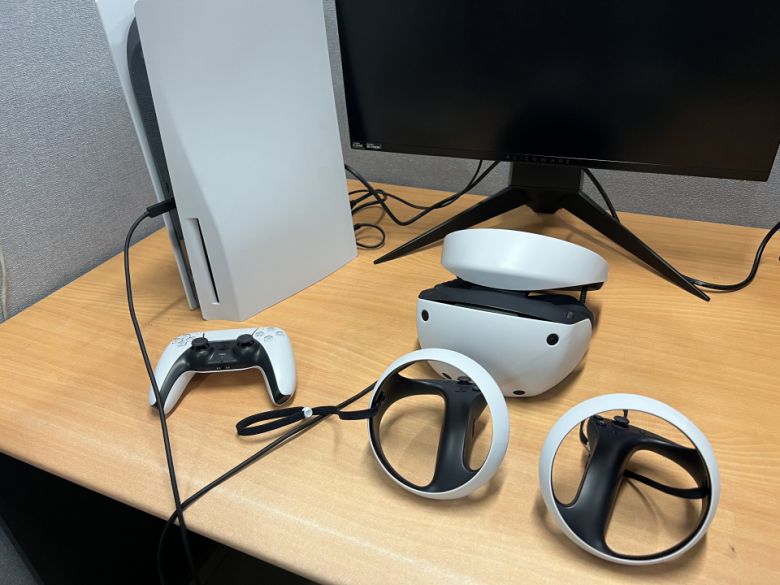 PS5 전면 USB Type-C 단자에 하나의 케이블을 연결하는 것만으로 사용 준비가 완료된다.