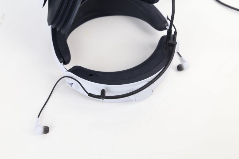 VR 헤드셋 자체에 스피커가 내장된 형태가 아니라 이어폰을 결합하는 방식이다.