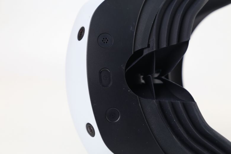 VR 헤드셋 하단에는 전원 버튼, 기능 버튼, 그리고 마이크가 위치한다.