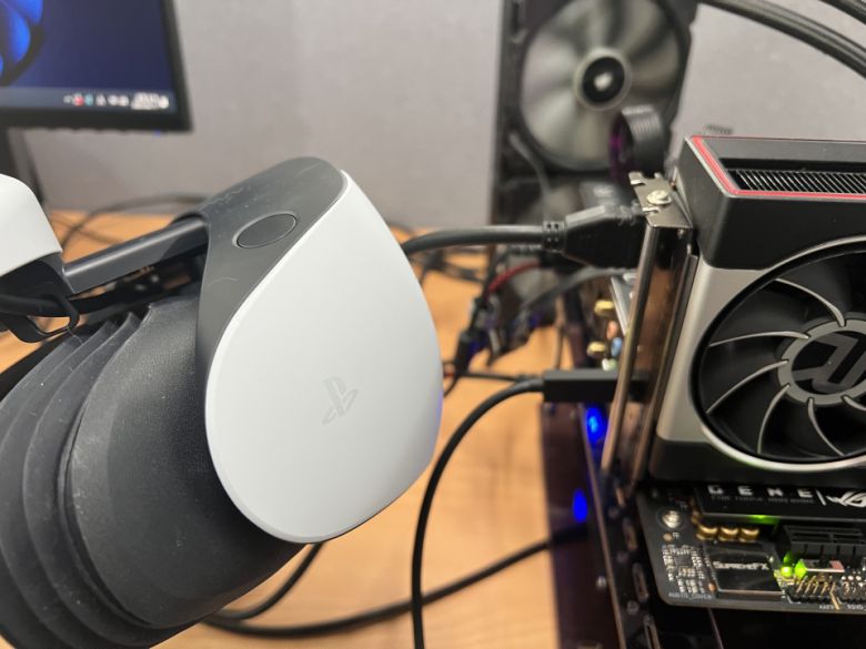 USB Type-C 단자가 장착된 AMD 라데온 6900XT 기반 게이밍 시스템에 PS VR2를 연결했다.