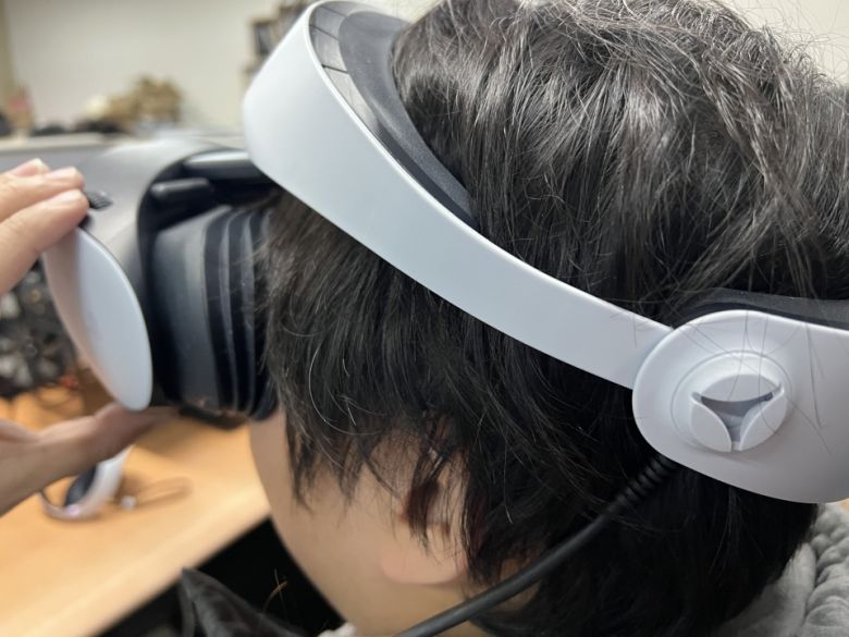 아이 트래킹 보정이나 스코프 위치 조절, IPD 조절에 대한 설명도 직관적이다.