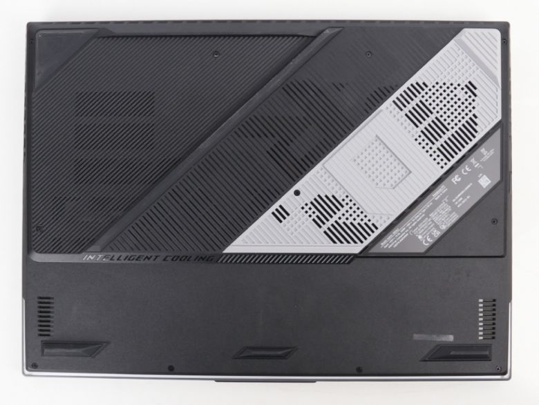 ROG 게이밍 노트북 답게 세련되고 독특한 디자인이 적용되었다.