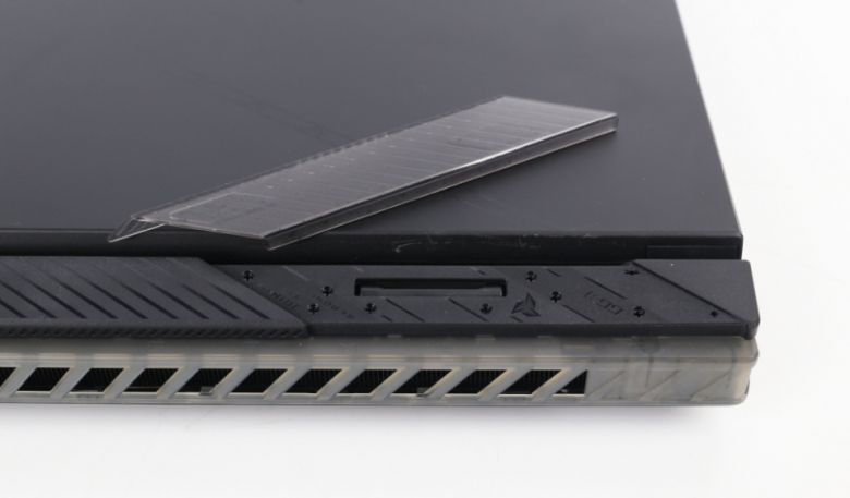 경첩 부분에 있는 투명 플라스틱은 분리가 가능하고 3D 프린터를 통해 원하는 색상으로 바꿀 수도 있다.