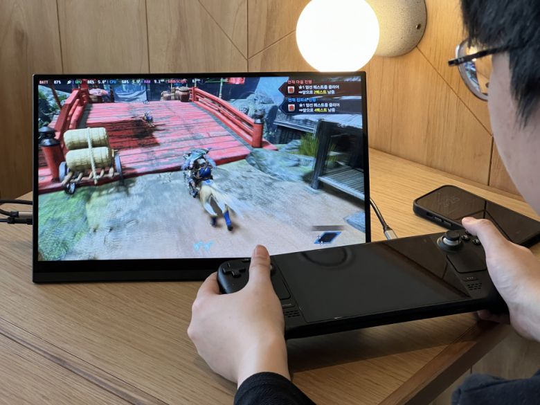 ‘그래픽 옵션:중’으로 설정해야 원활한 60프레임 구동이 가능했다. 화면에 표시된 수치는 67프레임이다.