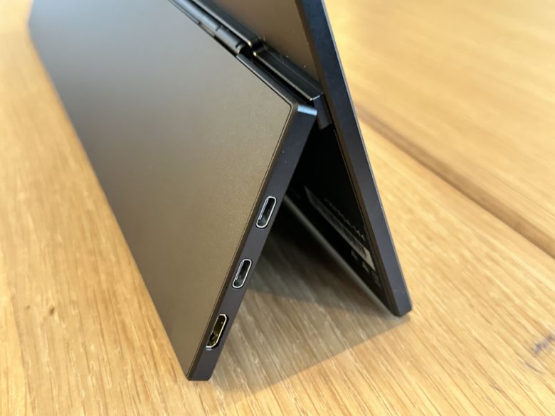 A형 스탠드. USB Type-C 단자 2개 아래에 Mini HDMI 단자가 보인다