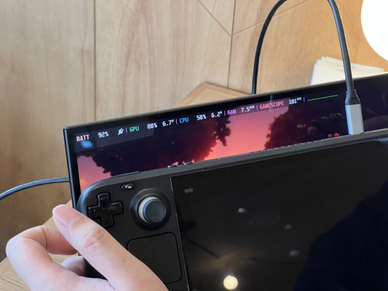 제대로 충전되고 있으므로 'BATT', '92%' 옆에 플러그 모양의 아이콘이 보인다. USB Type-C to C케이블 하나만 모니터와 연결된 상태에서도 배터리 감소 없이 연속적인 플레이가 가능하다.