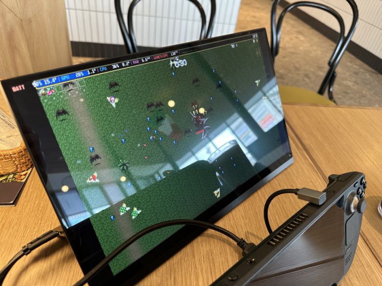 뱀파이어 서바이버즈는 144Hz 주사율을 온전히 경험할 수 있지만, 게임 특성 상 후반부에 등장하는 다수의 오브젝트로 프레임 저하는 어쩔 수 없다.