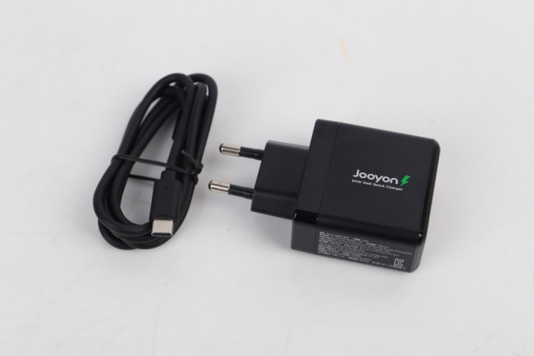 PD 충전기는 주연테크 캐리밥 65W 멀티충전기를 모니터와 함께 대여했다. 해당 제품은 USB Type-C 단자 1개, USB Type-A 단자 1개로 구성되었다. C 단자 단독 사용 시 65W 출력을 지원하며, 양쪽 단자 모두 사용 시 각각 45W(Type-C), 18W(Type-A)를 지원한다. 스팀 덱에 동봉된 정품 충전기의 충전 속도가 딱 45W이므로 스팀 덱과 다른 기기를 동시에 충전하기에 가장 적합한 멀티 충전기다.