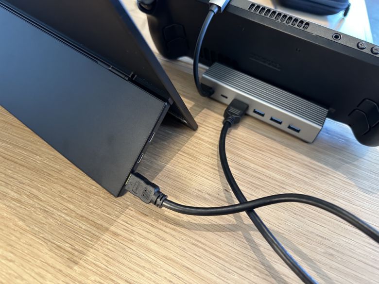 mini HDMI to HDMI 케이블로 독(Dock)과 연결한 모습