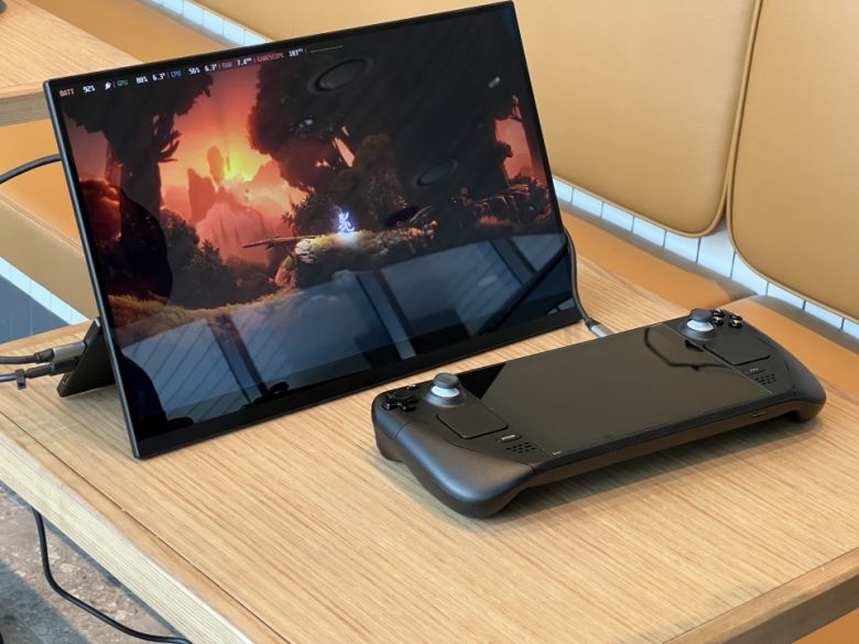 USB Type-C to C 케이블 두 개만으로 외부에서 쾌적한 스팀 덱 게임 환경을 구축할 수 있다.