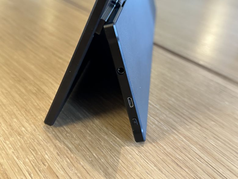 다른 쪽에는 USB Micro 5핀 단자, 이어폰 단자를 확인할 수 있다.