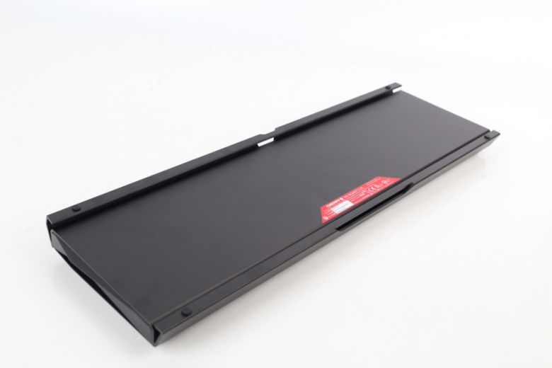 풀 알루미늄 일체형 하판. 나사 하나 찾아보기 힘들 정도로 깔끔하다.