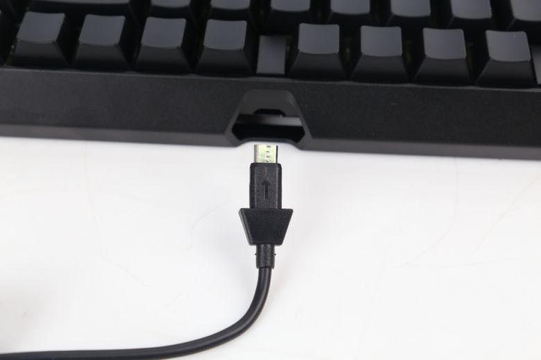 하우징 안쪽으로 들어가도록 처리된 USB micro 5핀 포트