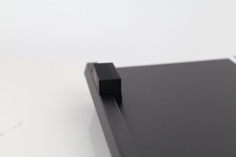 앞뒤로 밀리지 않도록 고무 패킹이 적용된 별매품 높이 조절 받침대. 대부분의 오픈마켓에서 정품 구매 시 사은품으로 증정한다.