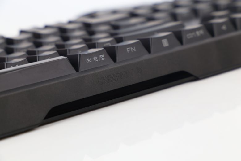 키보드 정면의 체리 로고