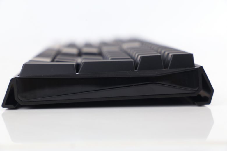 키캡이 휘어진 모양인 ‘스텝스컬쳐2’ 디자인이 사용되어 손과 손목의 피로감을 줄여준다.