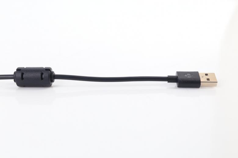 USB Type-A 케이블로 PC와 연결하며 노이즈 필터가 적용되었다.