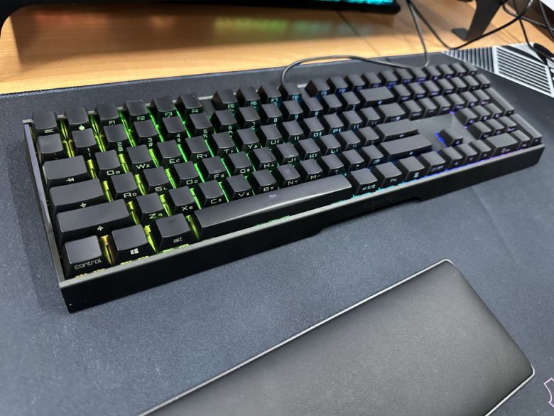 측각 디자인 키캡과 정갈한 RGB 효과로 사무용으로도, 게이밍으로도 사용할 수 있다.