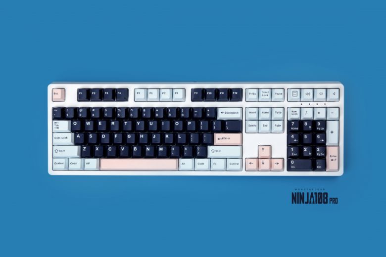 닌자108PRO RGB에 '투나' 키캡을 적용한 모습