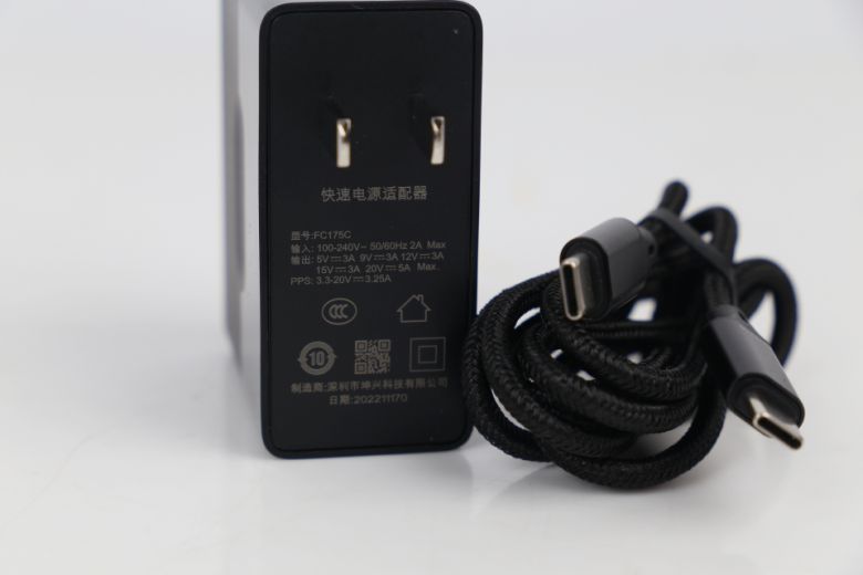 USB-PD 충전기는 OXP2를 100W로 충전할 수 있는 고성능 제품이다.