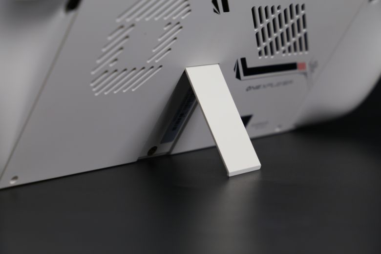 OXP2를 별도의 스탠드 없이 쉽게 거치할 수 있으며, 킥 스탠드 거치 상태로 게임을 즐기는 것도 제법 쾌적했다.