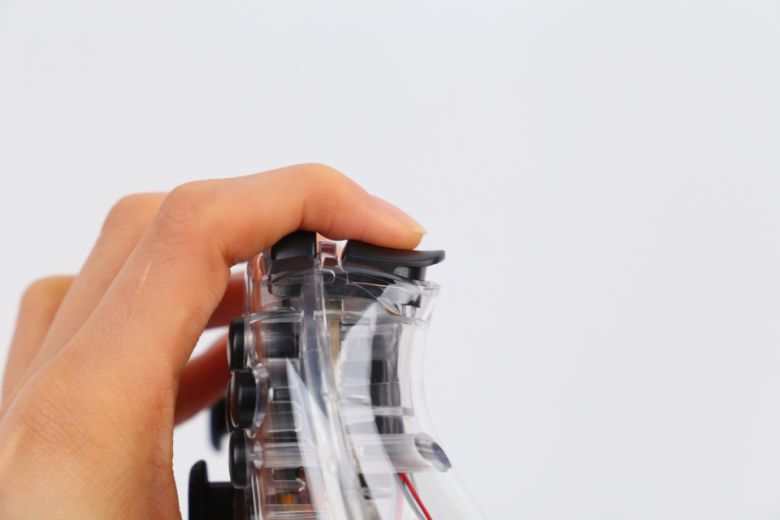 트리거도 스위치 프로콘처럼 아날로그 방식이 아닌 버튼 방식으로 설계됐다.