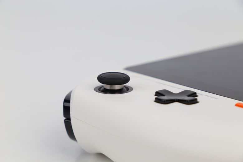 아날로그 스틱 기둥은 메탈 소재를 적용해 내구성을 더욱 끌어올렸다.