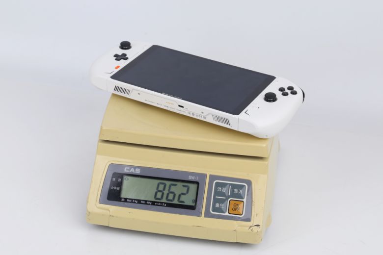 무게는 실측 기준 862g으로 확인됐다.