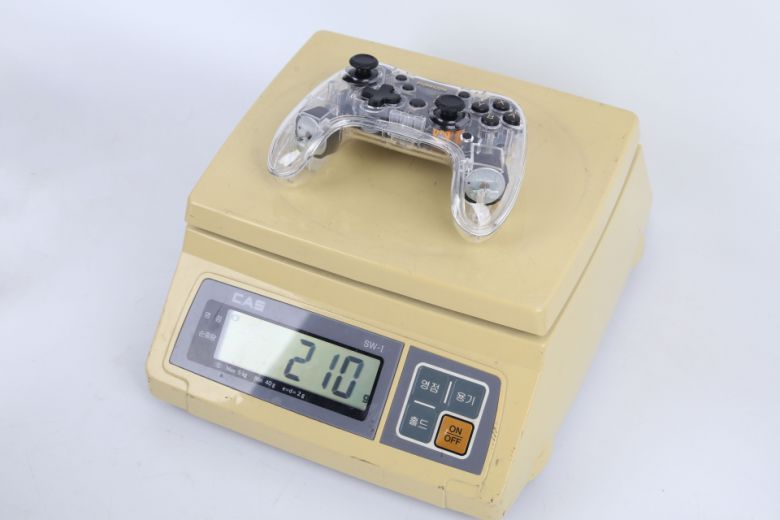 무게는 실측 기준 210g으로 확인됐다.