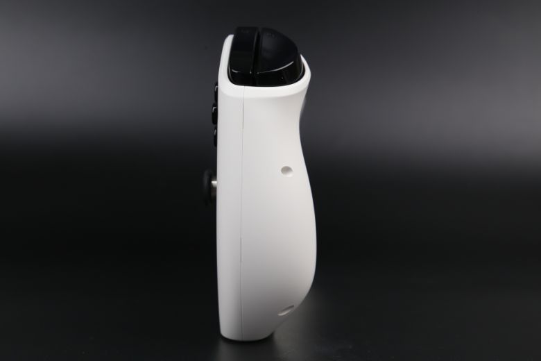 게임패드는 그립감에 집중한 모습이다.