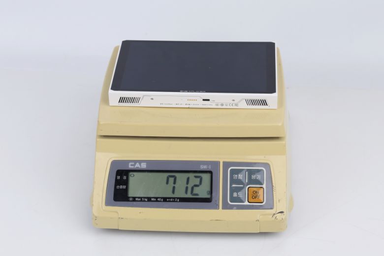 태블릿만의 무게는 실측 기준 712g이다.