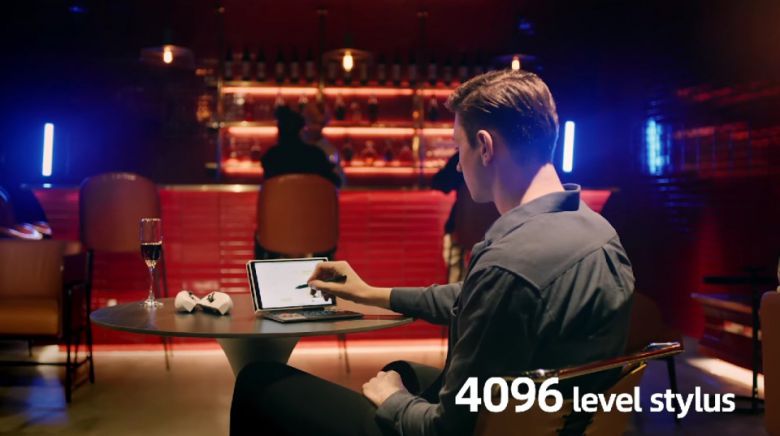 게임패드를 분리한 상태로 전용 키보드를 장착하면 소형 노트북처럼 사용할 수 있다.