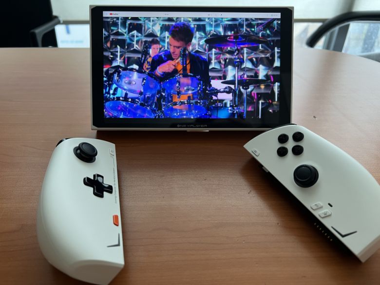 디스플레이 색감이 꽤나 뛰어나기 때문에 게임은 물론 영상 콘텐츠 감상용으로도 부족함이 없다.