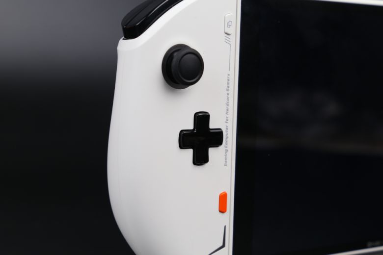 ‘ONEXPLAYER Mini Pro 메타덱’처럼 UMPC 게임기 중 드물게 콘솔 게임패드와 유사한 조작감을 제공한다.