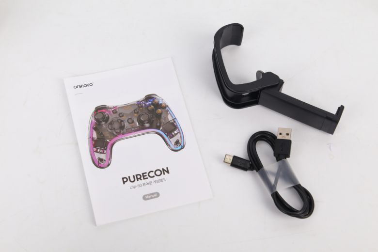 퓨어콘에는 스마트폰 홀더가 함께 동봉된다.