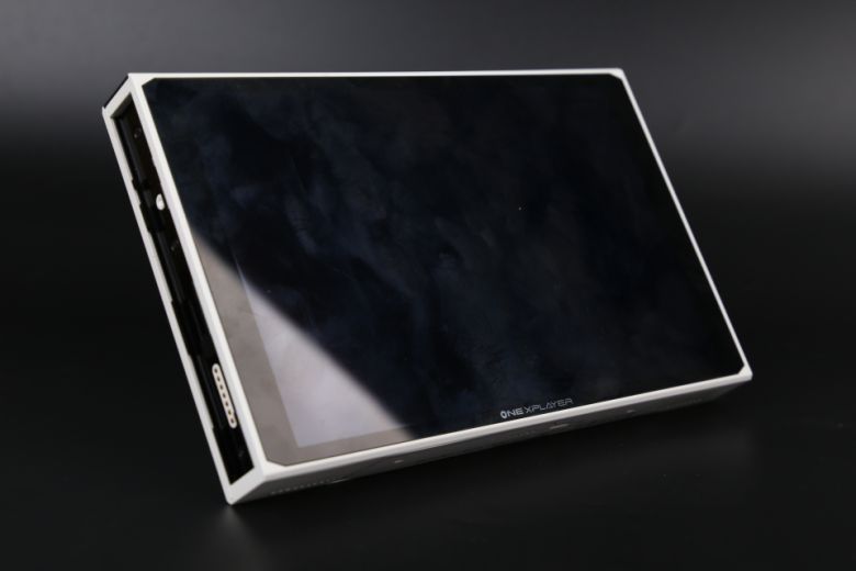 다소 두께감이 있는 윈도우 태블릿 PC로 사용하기에 위화감이 없는 모습이다.