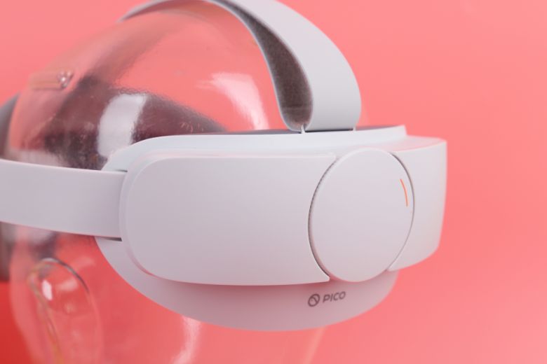 후면 다이얼을 돌려서 길이를 조절하는 방식이기에 편리하게 착용할 수 있다.