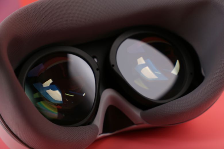 기존 VR 헤드셋의 ‘프레넬 렌즈’가 아닌 ‘팬케이크 렌즈’를 택했다.