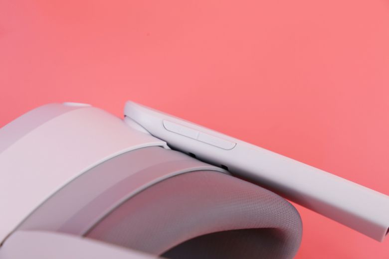 볼륨 조절 버튼은 피코 4 오른쪽 상단에 위치한다.