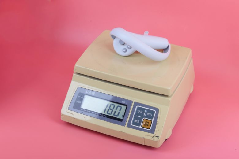 배터리가 포함된 상태를 기준으로 실측 180g임을 확인할 수 있었다.