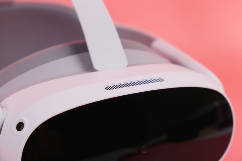 피코 4 전면의 상단, 하단에는 발열 제어를 위한 설계도 적용됐다.