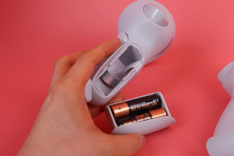 컨트롤러 내부의 AA 건전지를 빠르게 교체할 수 있는 설계가 적용됐다.