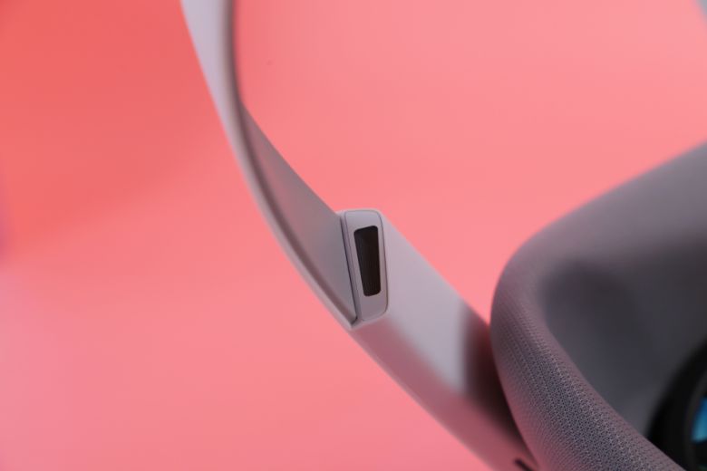 별도로 이어폰을 착용하지 않아도 되는 구조이며, 공간 오디오를 지원하기 때문에 VR 속 세계에 더욱 쉽게 몰입할 수 있다.