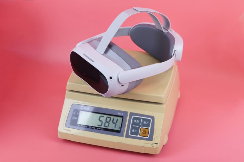 피코 4의 무게는 실측 기준 584g이다.