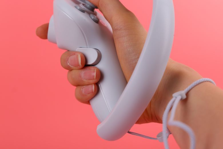 추적을 위한 링이 컨트롤러 상단에 위치하는 것이 아니기 때문에 무게 중심이 뛰어나고 게임 플레이 중 컨트롤러끼리 부딪치는 상황을 크게 줄여준다.