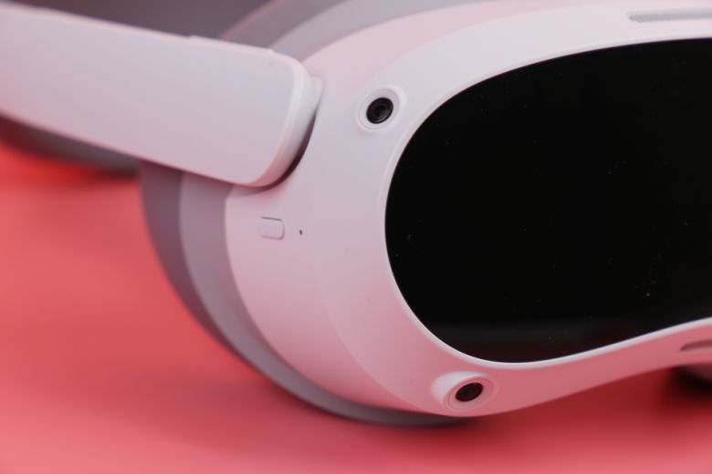 피코 4는 마치 스키 고글이 연상되는 디자인이 적용됐다.