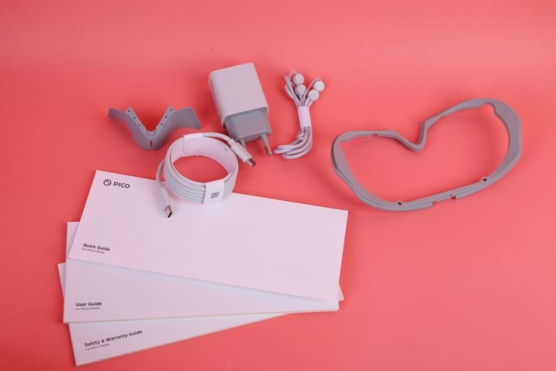 코 빛샘 커버, USB Type-C to C 케이블, 컨트롤러 스트랩, 안경 스페이서가 함께 동봉된다.