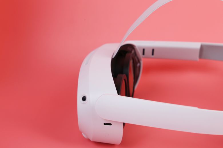 피코 4는 시중에 출시된 프레넬 렌즈 적용 VR 헤드셋 대비 훨씬 얇은 두께를 구현할 수 있었다.